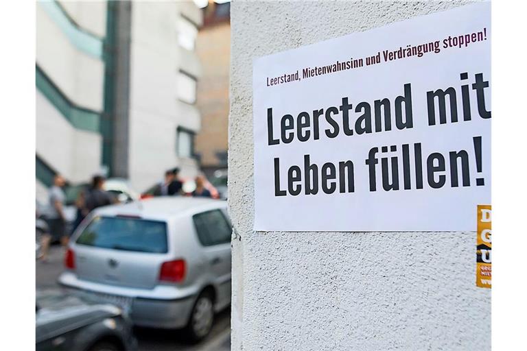 Plakate, die auf den Leerstand hinweisen, hängen an einem Stuttgarter Haus, das schon einige Zeit leer steht