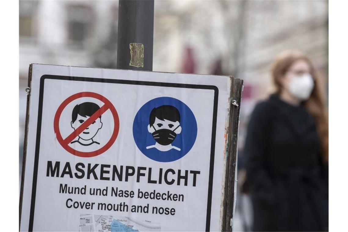 Plakate erinnern in einer Einkaufsstraße an die Einhaltung der Maskenpflicht. Foto: Boris Roessler/dpa/Symbolbild