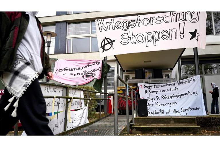 Plakate vor dem Otto-Suhr-Institut der FU Berlin. Studierende blockieren den Eingang aus Protest.