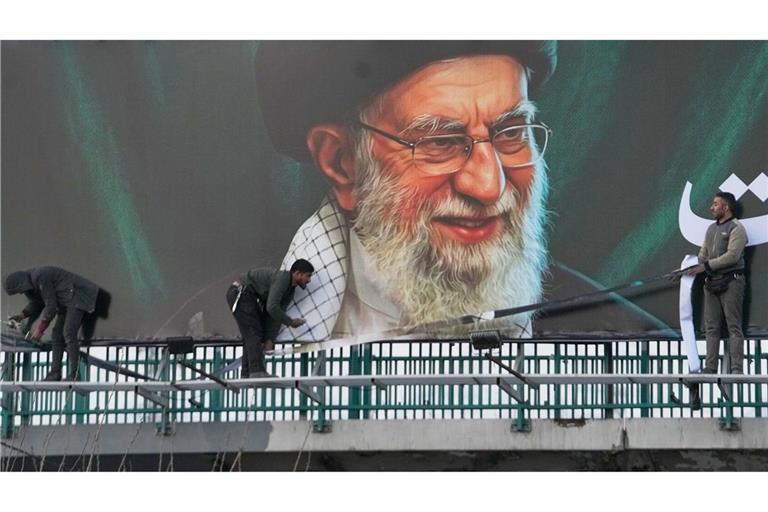 Plakatwand mit dem Porträt des von Israel getöteten iranischen Obersten Führers Chamenei.