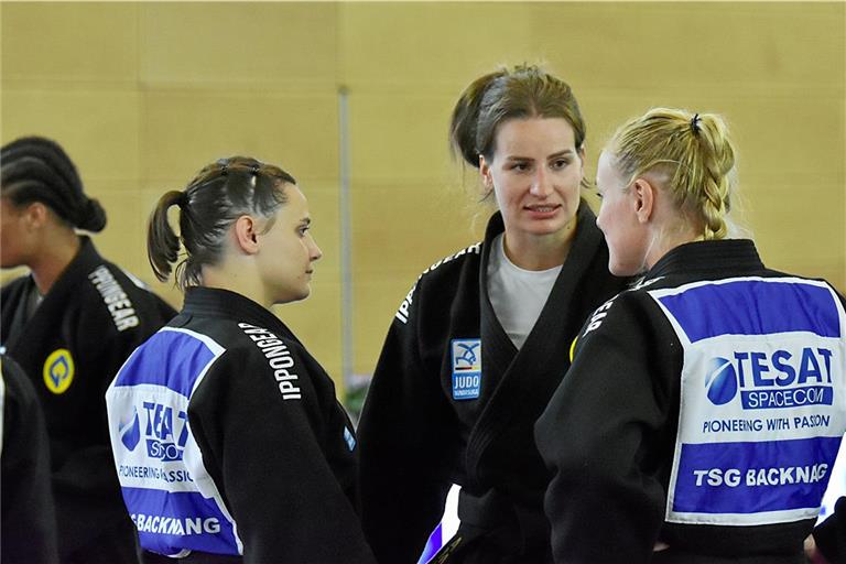 Planen den Angriff auf den sechsten deutschen Mannschaftstitel: Anna-Maria Wagner (Mitte) und ihre Teamkolleginnen. Foto: Tobias Sellmaier