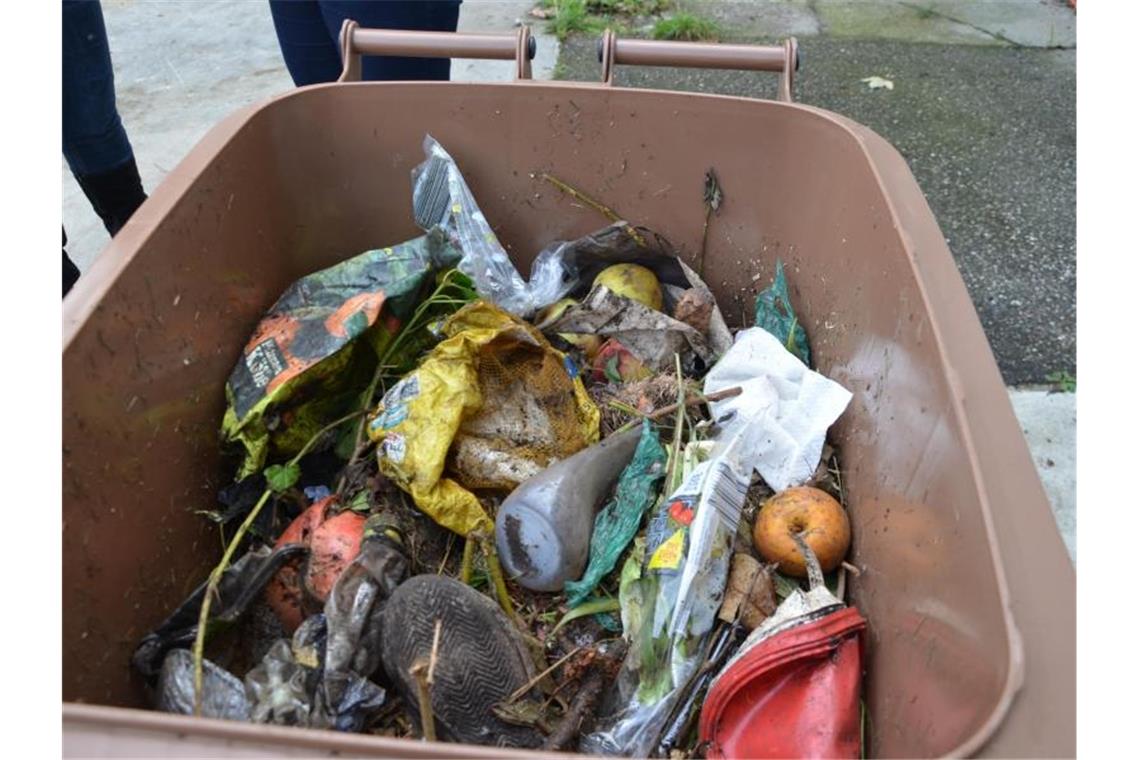 Kabinett beschließt Obergrenze für Plastik im Biomüll Plastik gehört nicht in die Biotonne. Doch nicht alle halten sich daran. Foto: /AWM/dpa