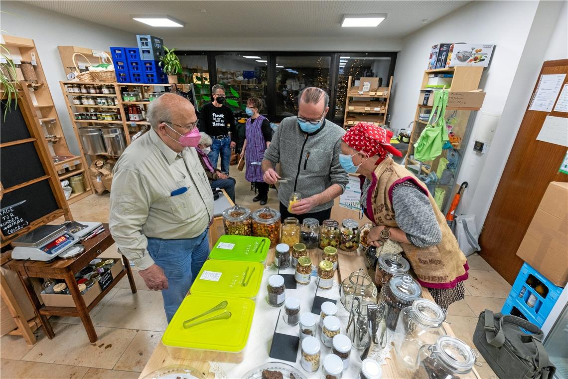 Plastikfrei einkaufen ist ein guter Schritt, um den eigenen Plastikverbrauch einzuschränken. Bei einem Online-Workshop im Backnanger Unverpacktladen gab es noch weitere Alltagstipps für die Teilnehmer. Foto: A. Becher