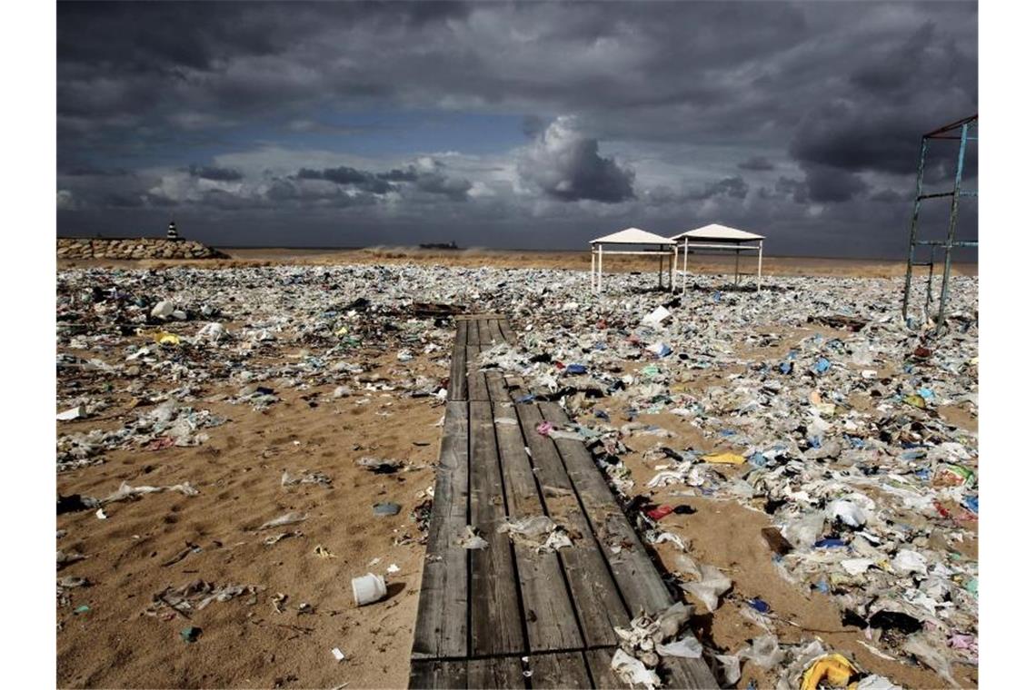 Rund 3760 Tonnen Plastik an der Oberfläche des Mittelmeers Plastikmüll an einem Strand am Mittelmeer nördlich von Beirut. Foto: Marwan Naamani/dpa