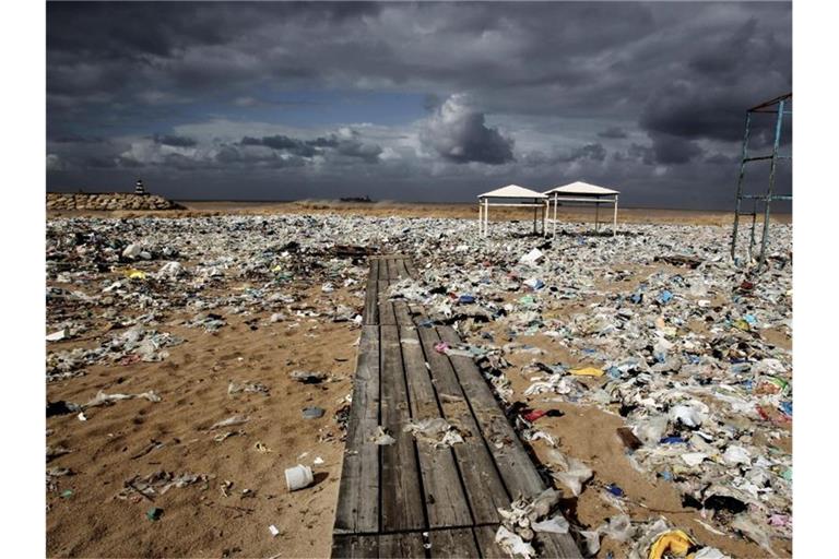 Plastikmüll an einem Strand am Mittelmeer nördlich von Beirut. Foto: Marwan Naamani/dpa