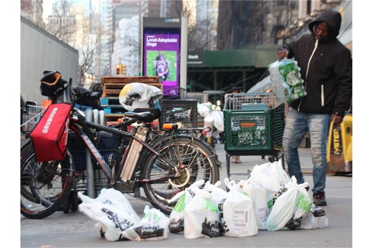 Plastikmüll in Manhattan: Ab 1. März 2020 gilt in New York ein Plastiktüten-Verbot. Foto: Christina Horsten/dpa