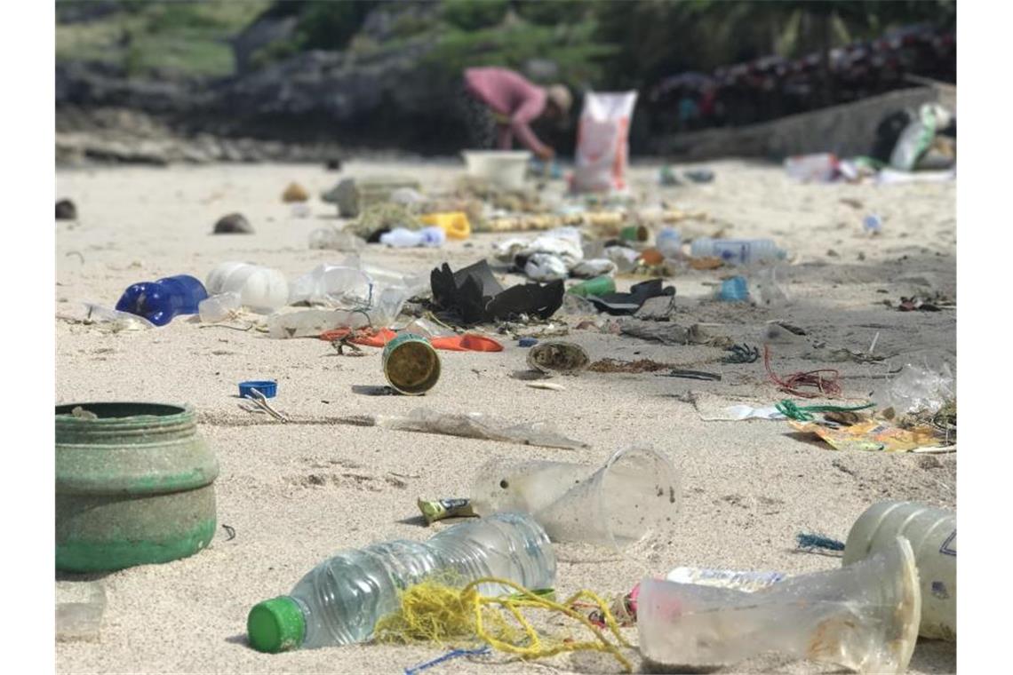 Plastikmüll liegt am Strand von Ko Sichang, einer Insel im Golf von Thailand. Foto: Christoph Sator/dpa