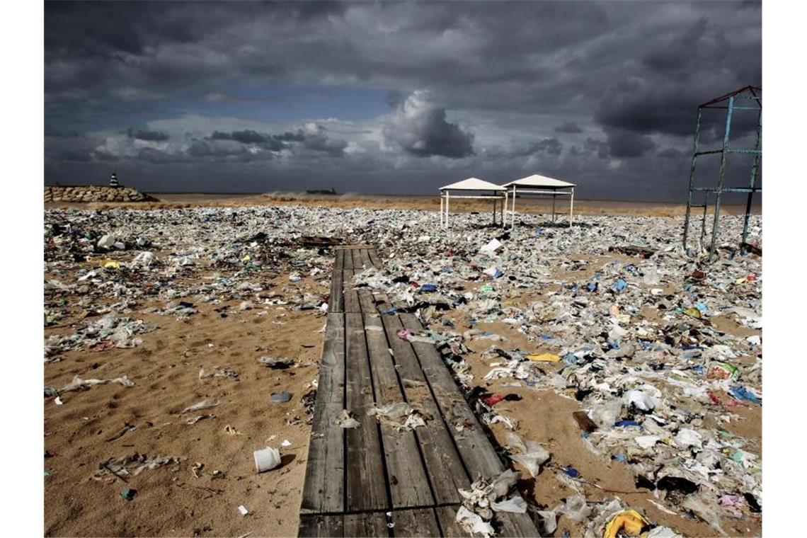 Plastikmüll liegt an einem Strand am Mittelmeer nördlich von Beirut. Der Müll wurde durch stark windiges Wetter hier angeschwemmt. Foto: Marwan Naamani/dpa