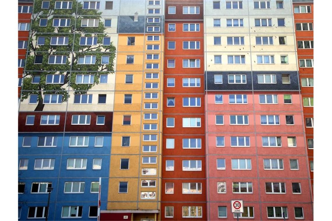 Plattenbauten stehen an der Frankfurter Allee im Berliner-Bezirk Friedrichshain. Foto: Wolfgang Kumm