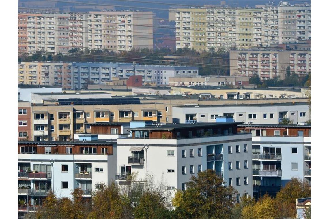 Scholz: Grundsteuer wird für Immobilienbesitzer einfacher Plattenbauten stehen in einem Wohngebiet im Erfurt nebeneinander. Der Bundestag berät heute die reformierte Grundsteuer. Foto: Martin Schutt