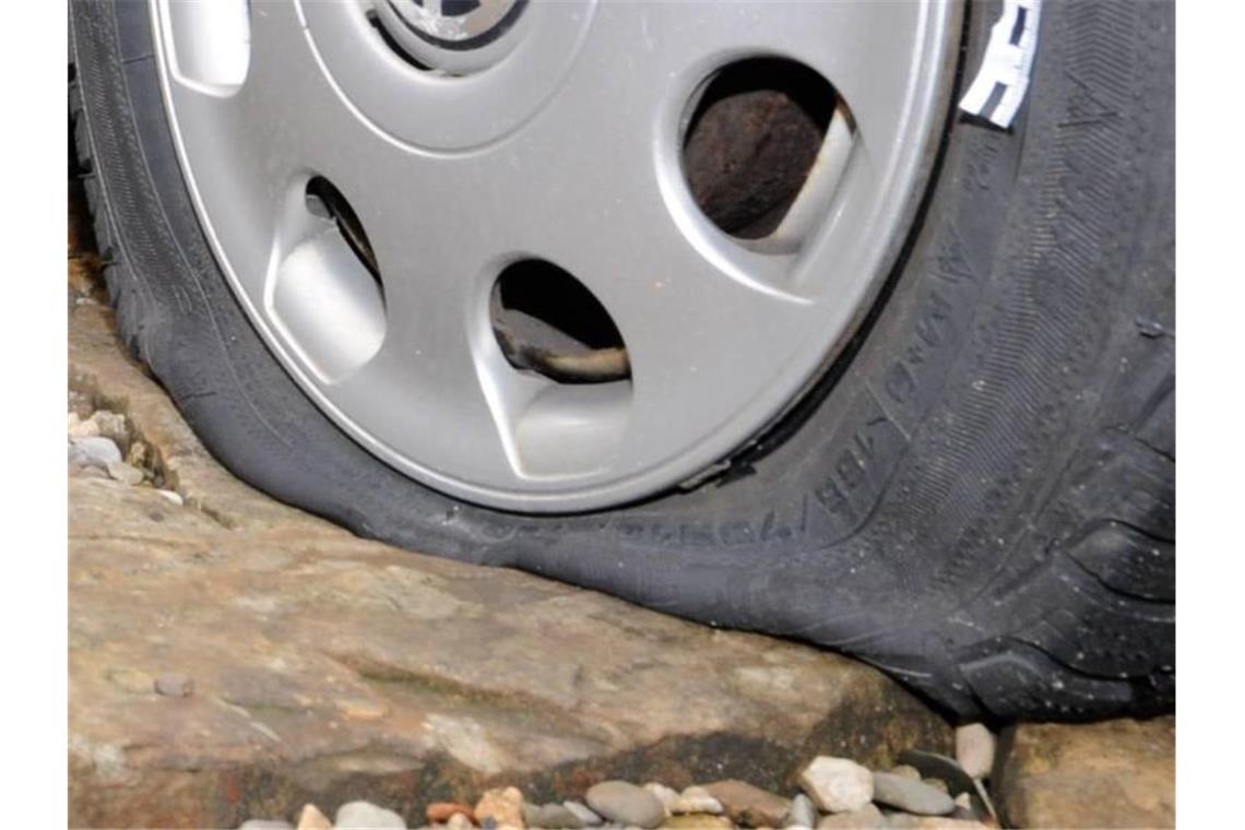 Mehr als 1500 Autoreifen zerstochen