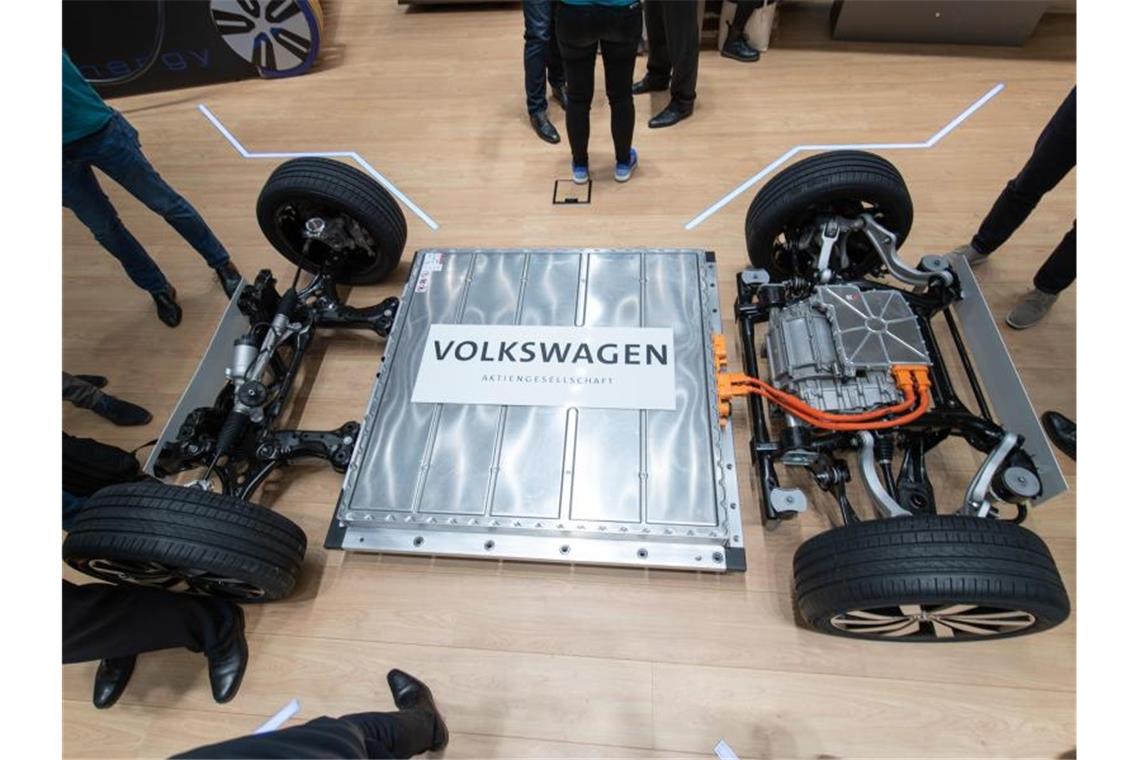 Plattform eines VW-Elektrofahrzeugs: Volkswagen steigt bei dem schwedischen Batteriehersteller Northvolt ein. Foto: Friso Gentsch