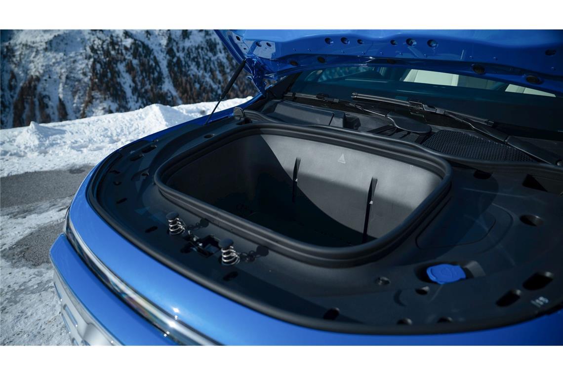 Platz unter der Motorhaube: in den Frunk (vorderer Kofferraum) passt eine Getränkekiste.