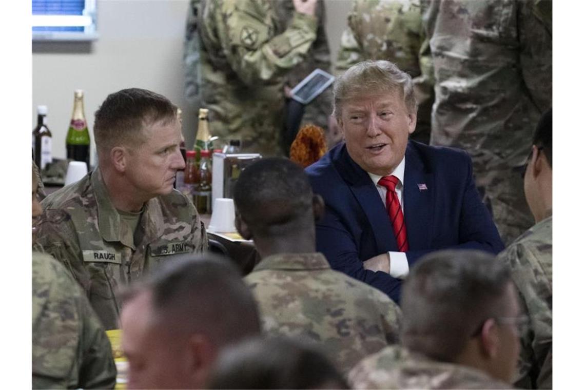 Trumps Afghanistan-Kehrtwende: Optimismus - und Skepsis Plauderstündchen: Donald Trump besucht US-Truppen auf der Bagram Air Base nördlich von Kabul. Foto: Alex Brandon/AP/dpa