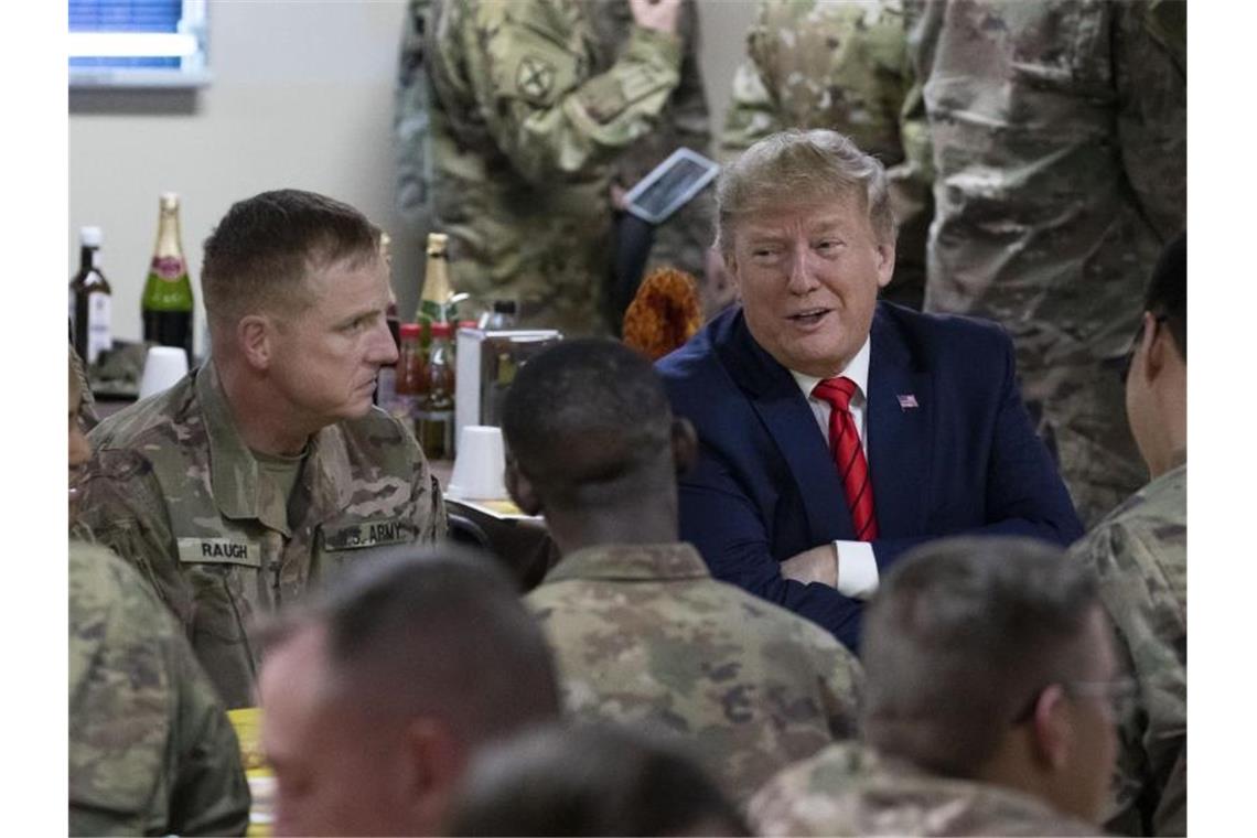 Plauderstündchen: Donald Trump besucht US-Truppen auf der Bagram Air Base nördlich von Kabul. Foto: Alex Brandon/AP/dpa