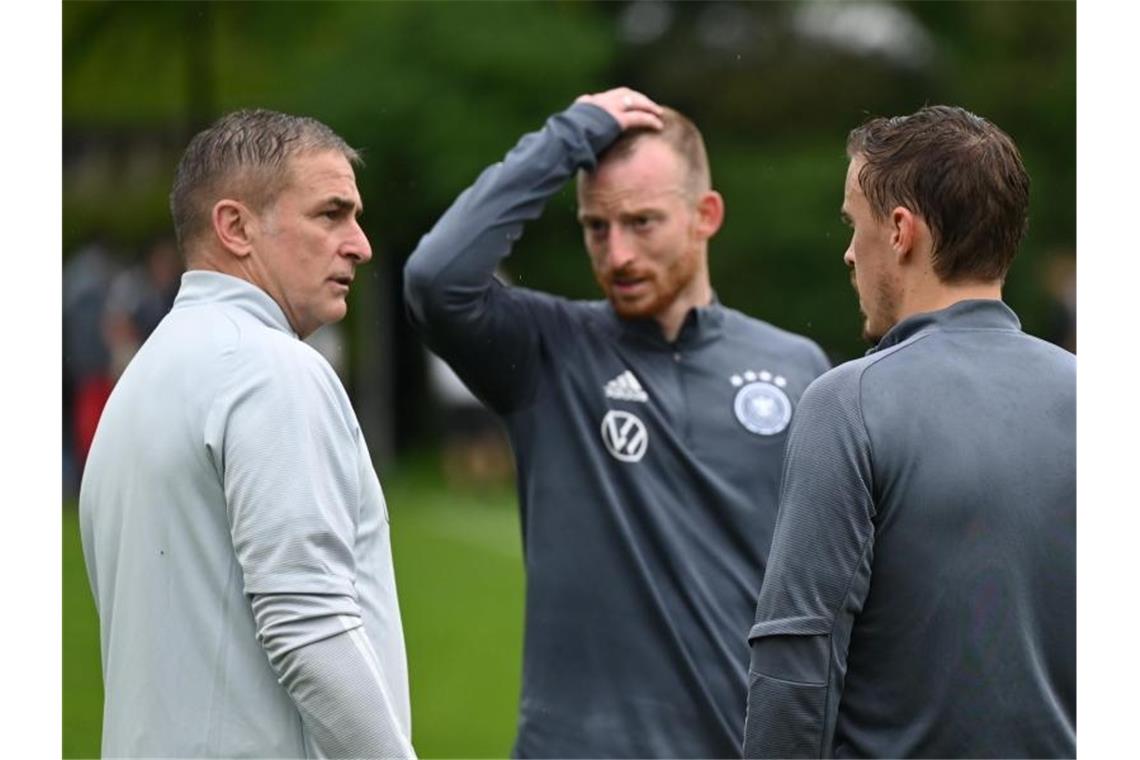 Plausch mit den Routiniers: DFB-Coach Stefan Kuntz (l-r) mit Maximilian Arnold und Max Kruse. Foto: Arne Dedert/dpa