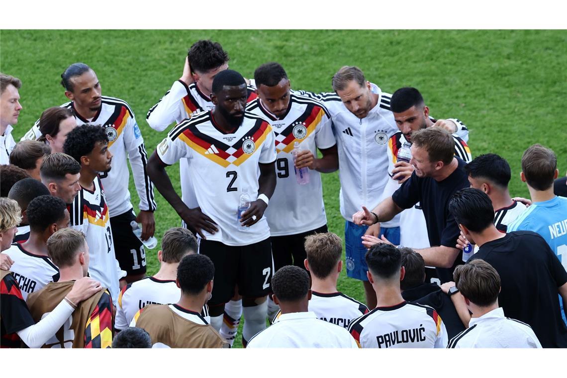Plötzlich wieder mittendrin und im Fokus: Antonio Rüdiger (Nr. 2) während einer Trinkpause gegen die Elfenbeinküste.