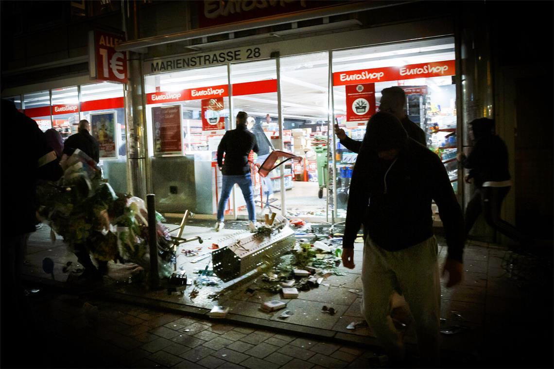 Fünf Jahre später: Was hat sich geändert? Plünderung im 1-Euro-Shop: Es ging nicht um den Wert der Beute, sondern in erster Linie um den Krawall.