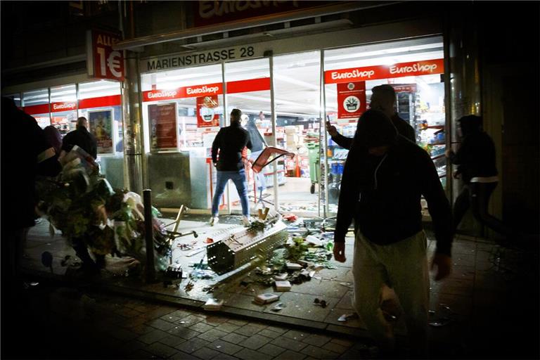 Plünderung im 1-Euro-Shop: Es ging nicht um den Wert der Beute, sondern in erster Linie um den Krawall.