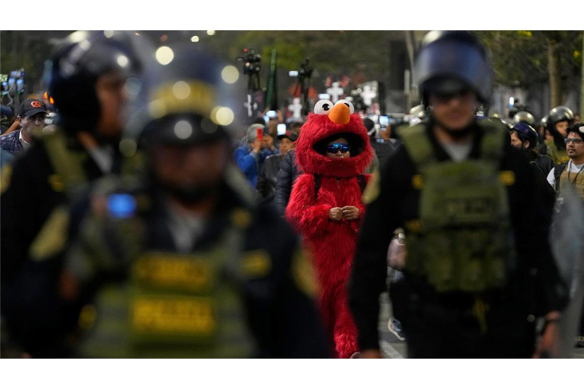Bilder des Tages Plüschiger Protest: Ein Demonstrant nimmt als Elmo von der Sesamstraße verkleidet am Protest gegen den peruanischen Interimspräsidenten teil.