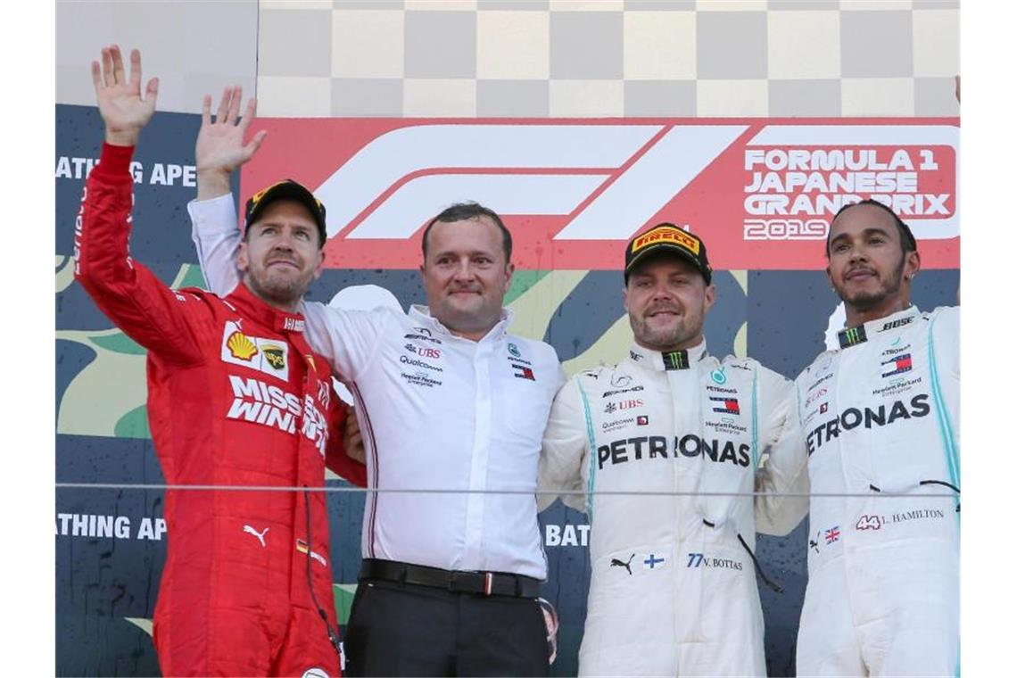 Podium: Bottas (2.v.r), Vettel (l) aus und Lewis Hamilton (r). Foto: Toru Takahashi/AP/dpa