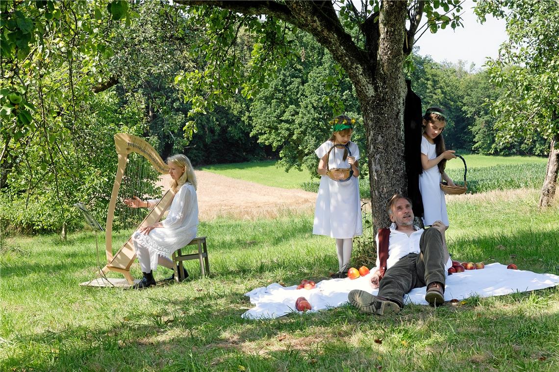 Poetischer Spaziergang in Backnang Poetische Station auf einem Rundweg unter dem Motto „Ins Blaue“. Szene mit Berenike Birth (Harfe), Schauspieler Uwe-Peter Spinner und Elevinnen der Ballettschule Rüter. Foto: J. Fiedler