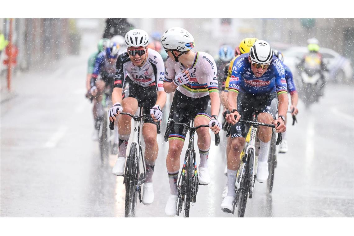 Pogacar (M) ließ sich auch vom Platzregen nicht stoppen.