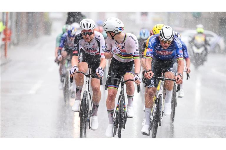Pogacar (M) ließ sich auch vom Platzregen nicht stoppen.