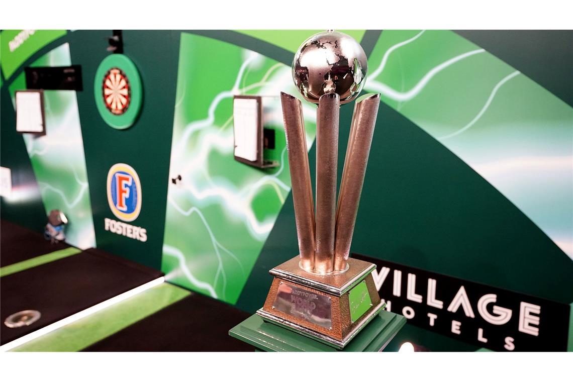 Fäuste und Tränen: Littler mit 17 Jahren Darts-Weltmeister Pokal und Scheibe im Alexandra Palace.