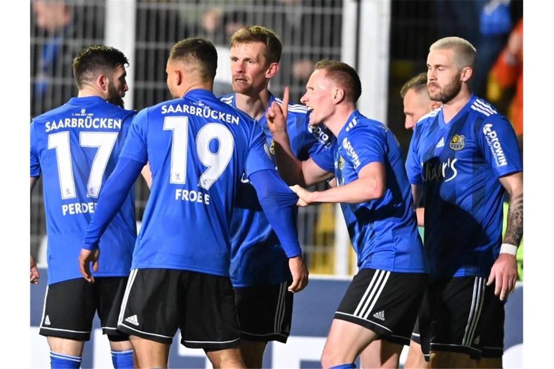 Pokalhalbfinalist 1. FC Saarbrücken steht als Aufsteiger in die 3. Liga fest. Foto: Oliver Dietze/dpa