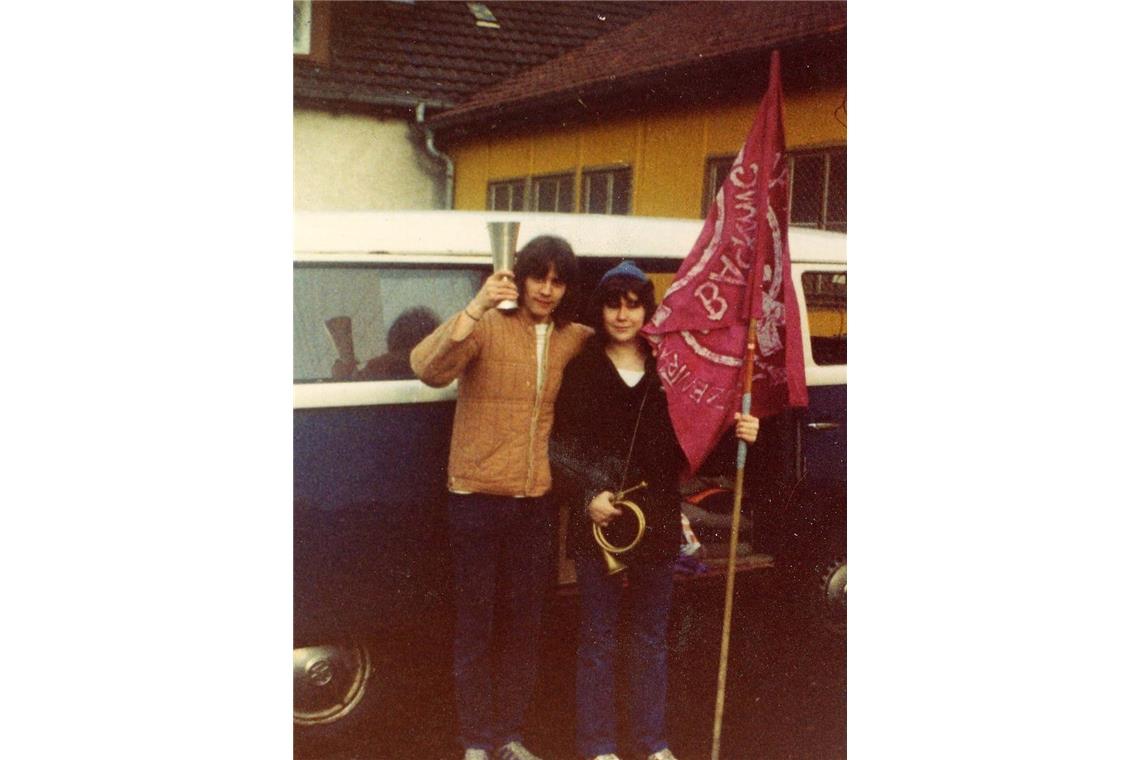 Pokalübergabe beim Juze-Fußballturnier, etwa 1980.