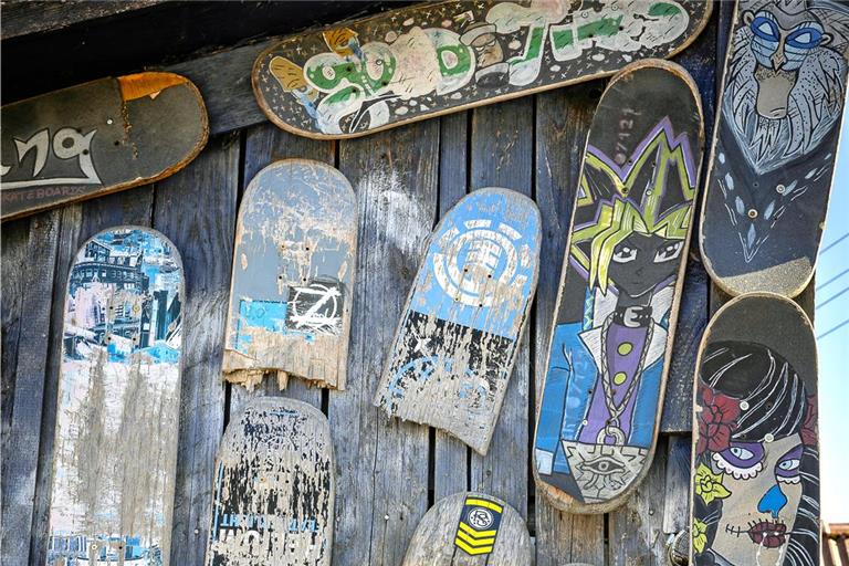 „Pokémon“, „Yu-Gi-Oh!“ und Co.: Kim Dieterichs alte Skatedecks zeigen, was ihn in seiner Kindheit und Jugend bewegt hat. Besichtigen kann man die Stücke an der Außenwand einer Hütte in der Allmersbacher Straße in Kleinaspach.