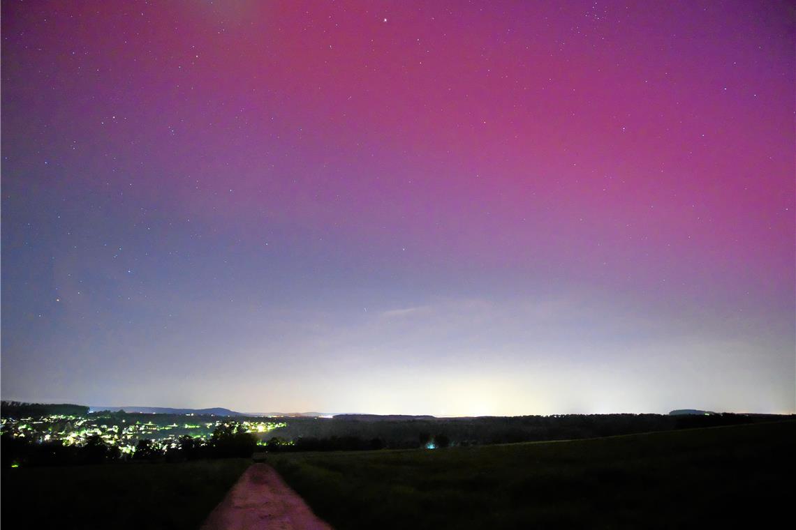 Polarlicht. Aufgenommen vom Gänsberg in Burgstall in Blickrichtung Stuttgart.
