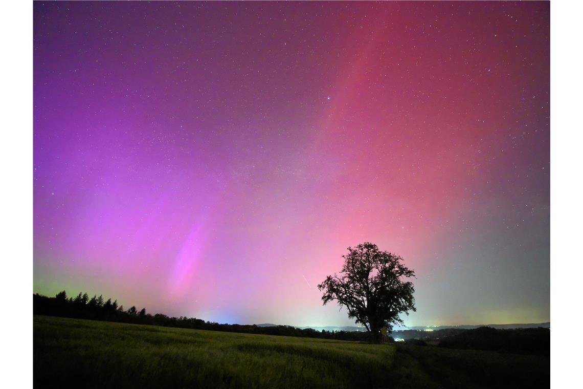 Polarlichter über Burgstetten, fotografiert von Thomas Schad 