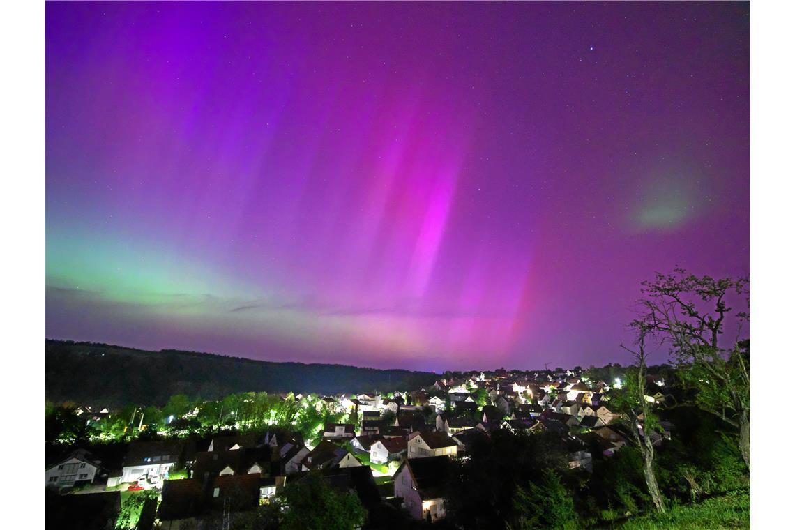Polarlichter über Burgstetten, fotografiert von Thomas Schad 