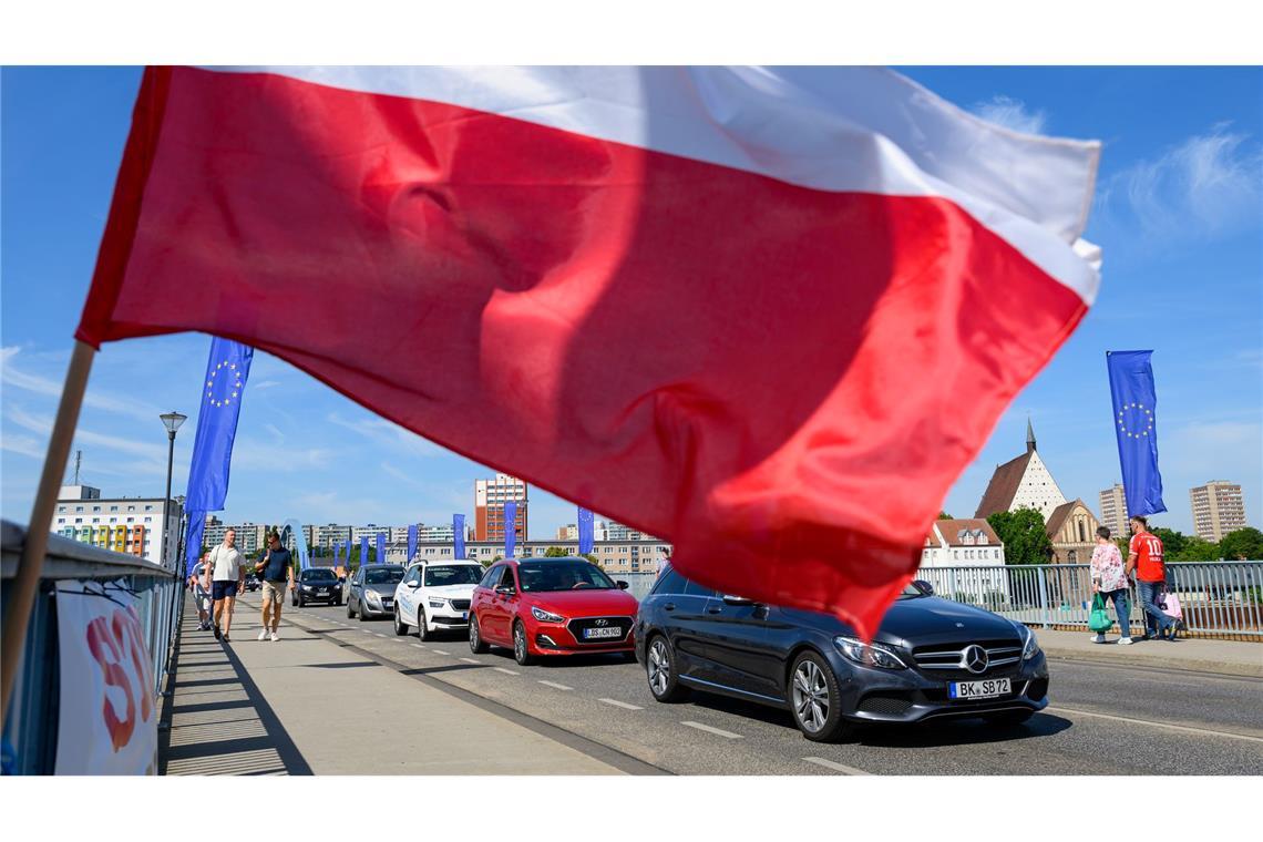 Grenzkontrollen: Bund will Staus vermeiden Polen beginnt ab Montag mit Grenzkontrollen zu Deutschland - das könnte zu Staus führen. Das Bundesinnenministerium will Staus durch deutsche Kontrollen vermeiden.
