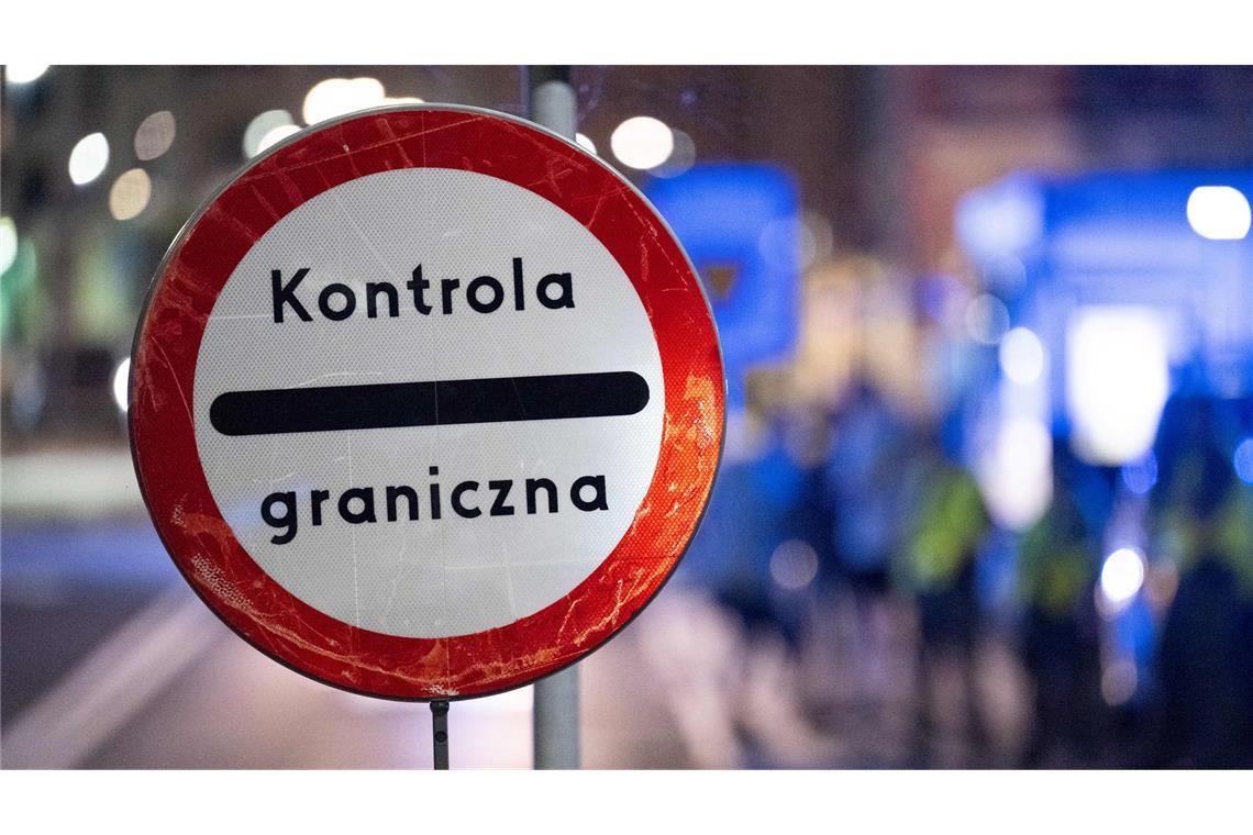 Polens Innenminister: Verkehr an Grenze fließt reibungslos Polen hat vorübergehend die Grenzkontrollen an der deutsch-polnischen Grenze wieder aufgenommen. Auf dem Schild steht "Kontrola graniczna" auf Deutsch Grenzkontrolle. (Foto aktuell)