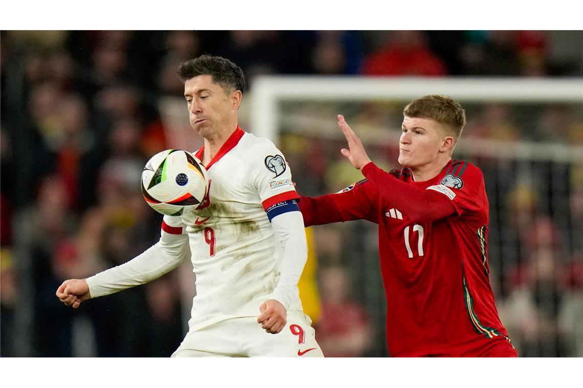 Polen um Superstar Robert Lewandowski (l) setzte sich im Elfmeterschießen gegen Wales durch.