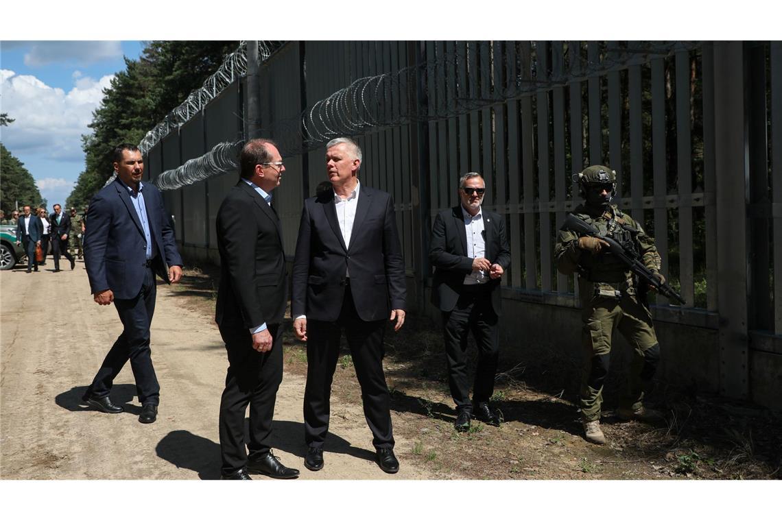 "Migration als Waffe": Dobrindt zu Besuch in Polen Polens hat seine Grenze zu Belarus mit einem hohen Metallzaun befestigt.