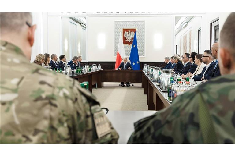 Polens Ministerpräsident Donald Tusk berief nach dem Vorfall eine außerordentliche Regierungssitzung mit Vertretern des Militärs ein.