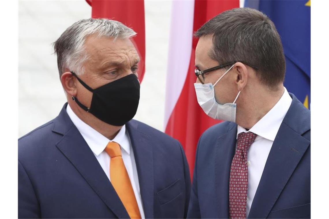 Polens Ministerpräsident Mateusz Morawiecki (r) begrüßt seinen ungarischen Amtskollegen Viktor Orban bei einem Treffen im vergangenen September. Foto: Czarek Sokolowski/AP/dpa