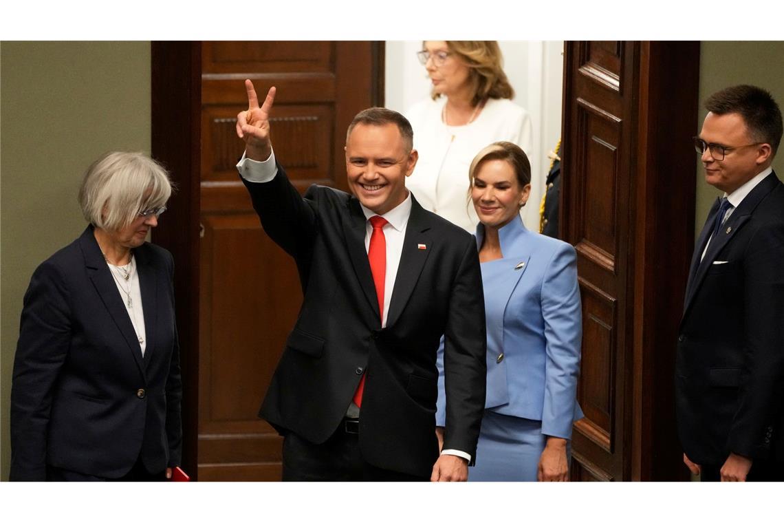 Polens neuer Präsident Karol Nawrocki vereidigt Polens neuer Präsident Karol Nawrocki, hier im Bild mit seiner Frau Marta, hat den Amtseid abgelegt. (Foto aktuell)