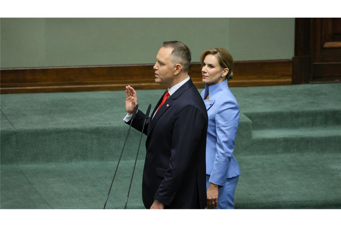 Polens neuer Präsident Karol Nawrocki vereidigt Polens neuer Präsident Karol Nawrocki, hier im Bild mit seiner Frau Marta, hat den Amtseid abgelegt. (Foto aktuell)