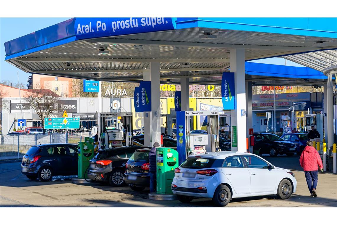 Polens Parlament hat eine Gesetzesänderung beschlossen, wonach Benzin und Diesel künftig geringer besteuert werden. (Archivbild)