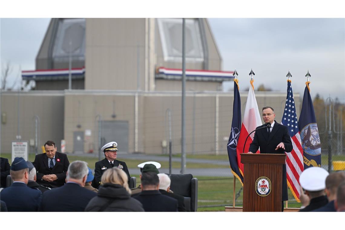 Stützpunkt für Nato-Raketenabwehrschirm in Polen eröffnet Polens Präsident Andrzej Duda spricht bei der Eröffnung der US-Raketenabwehrbasis in Redzikowo. (Foto aktuell)