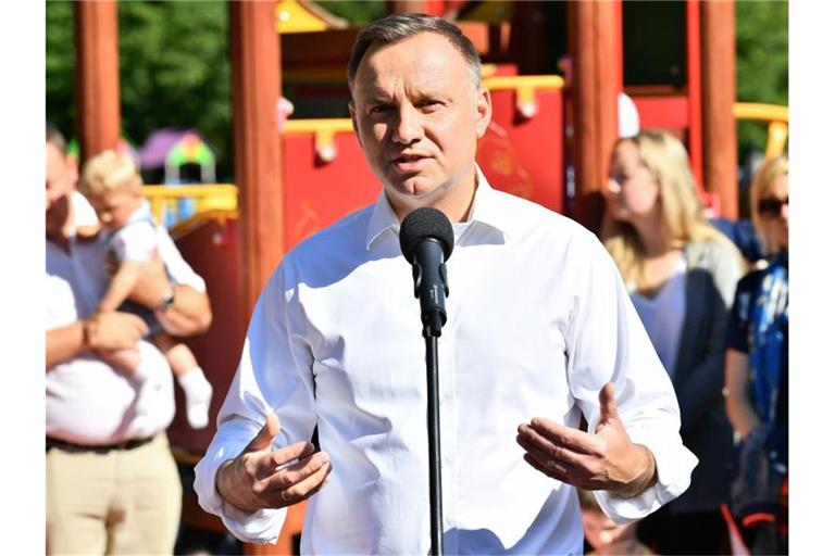 Polens Präsident Andrzej Duda verschärft vor der Stichwahl noch einmal den Ton gegen Homosexuelle. Foto: Sebastian Borowski/PAP/dpa