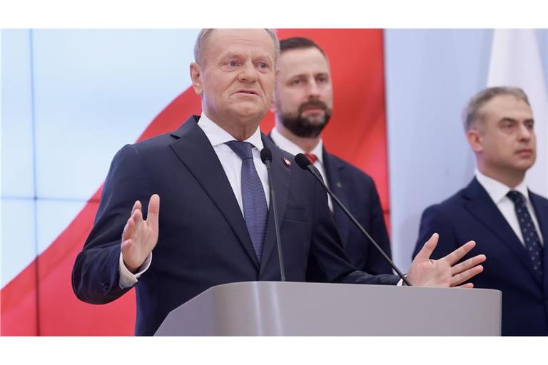 Polens Regierungschef Tusk hat sein Kabinett von 26 auf 21 Ministerposten verkleinert.