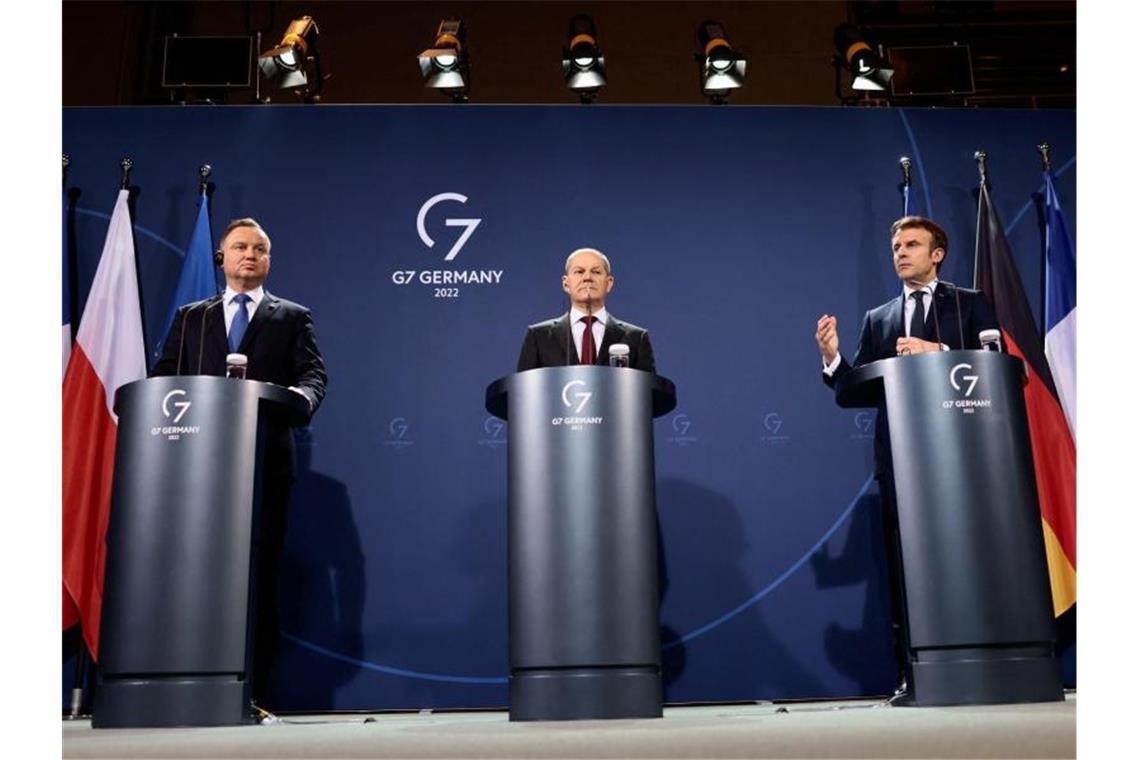 Scholz, Macron und Duda: Krieg in Europa verhindern Polens Staatspräsident Andrzej Duda (l.) Bundeskanzler Olaf Scholz (m.) und Frankreichs Präsident Emmanuel Macron. Foto: Hannibal Hanschke/Reuters/dpa