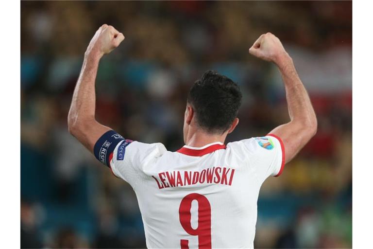 Polens Stürmer Robert Lewandowski jubelt nach dem Treffer zum 1:1. Foto: Cezaro De Luca/dpa
