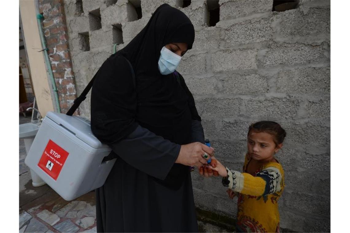 Polio-Impfung in Pakistan: Ein geimpfter Junge wird am Finger markiert. Foto: Hasnain Ali/dpa